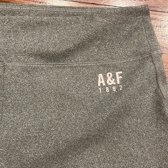 Abercrombie & Fitch 1892 woman’s activewear super crop leggings capri size M - Picture 4 of 9